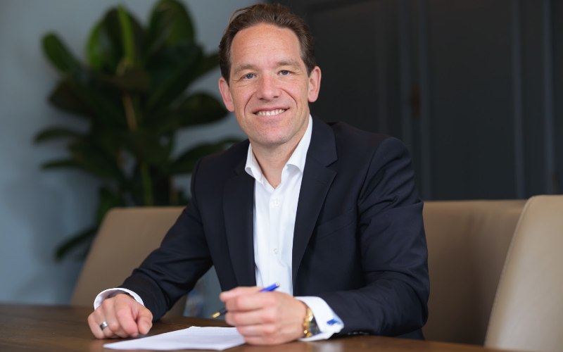 Advocaat Weermeijer-Patist aan tafel met een pen en een document voor zich.