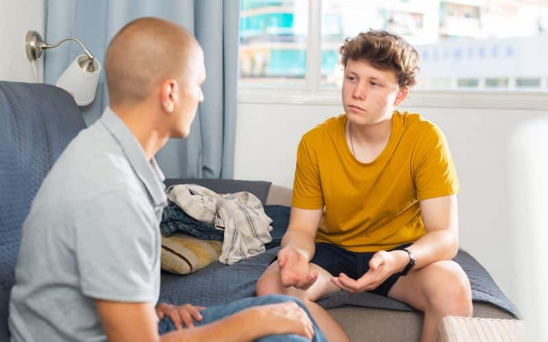 Gezinsvoogd heeft gesprek met kind - Jeugdrecht advocaat houdt toezicht