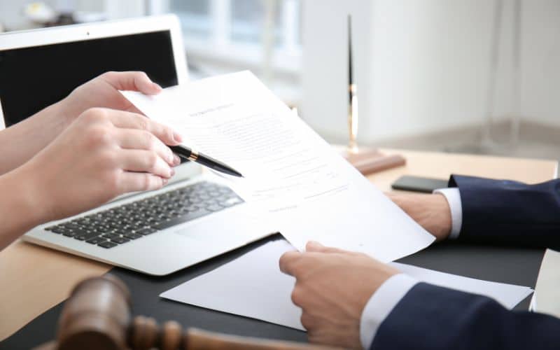 Advocaat helpt u navigeren door regels, wetten en procedures