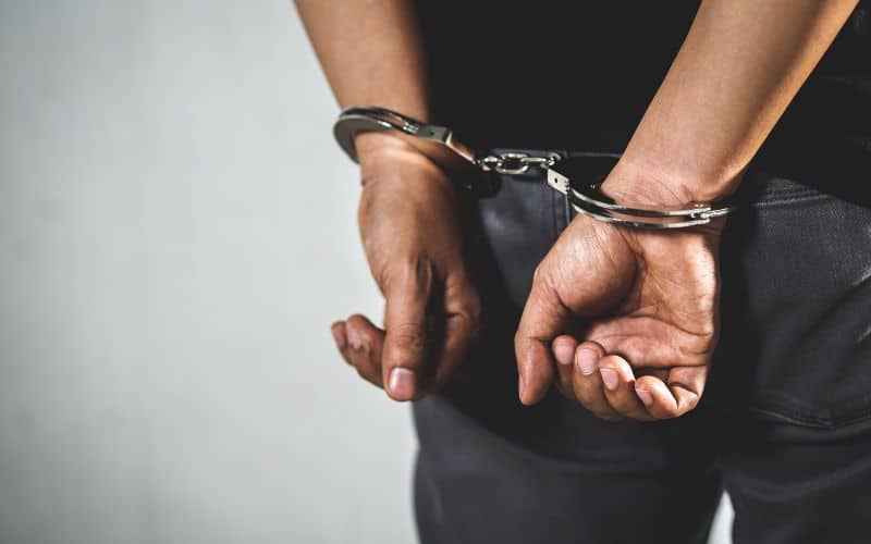 Man met handboeien - wanneer familierecht en strafrecht samengaan