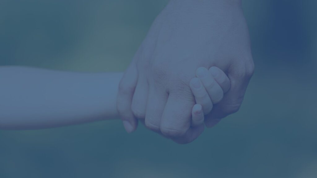 Decoratief: Kinderhandje in hand van ouder. Jeugdrechtsadvocaat helpt als Jeugdbescherming niet beschermd