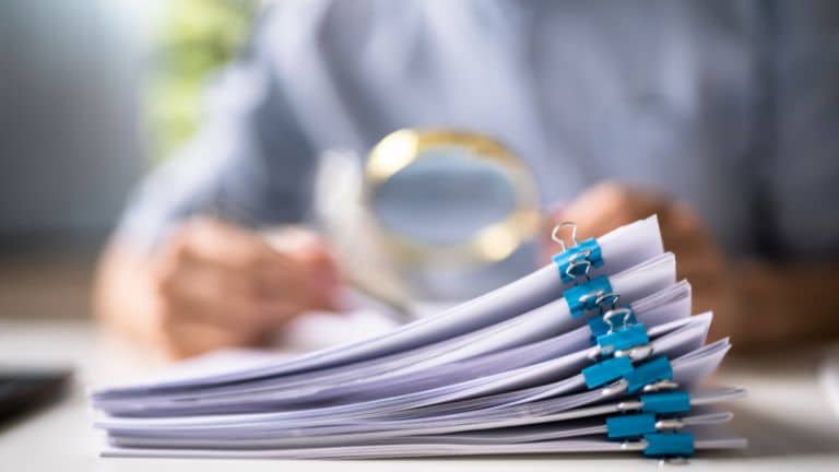 Dossiers worden onderzocht. Door Veilig Thuis na een zorgmelding kindermisbruik.