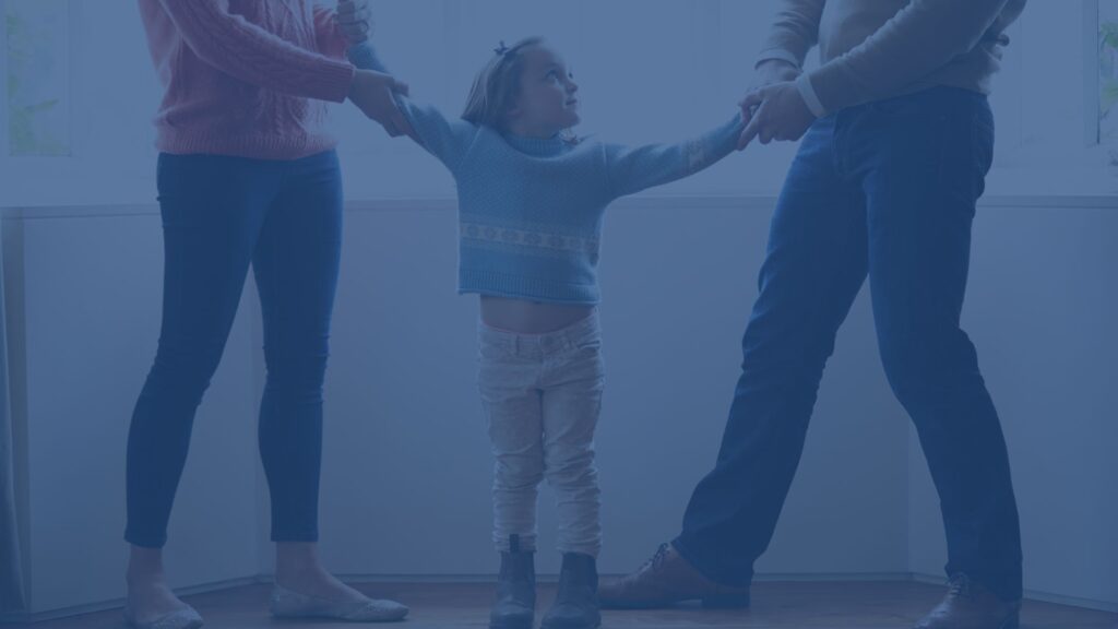 Decoratief: Ouders trekken aan kind in het midden. Vraag ouderlijk gezag aan met onze advocaat naast u.