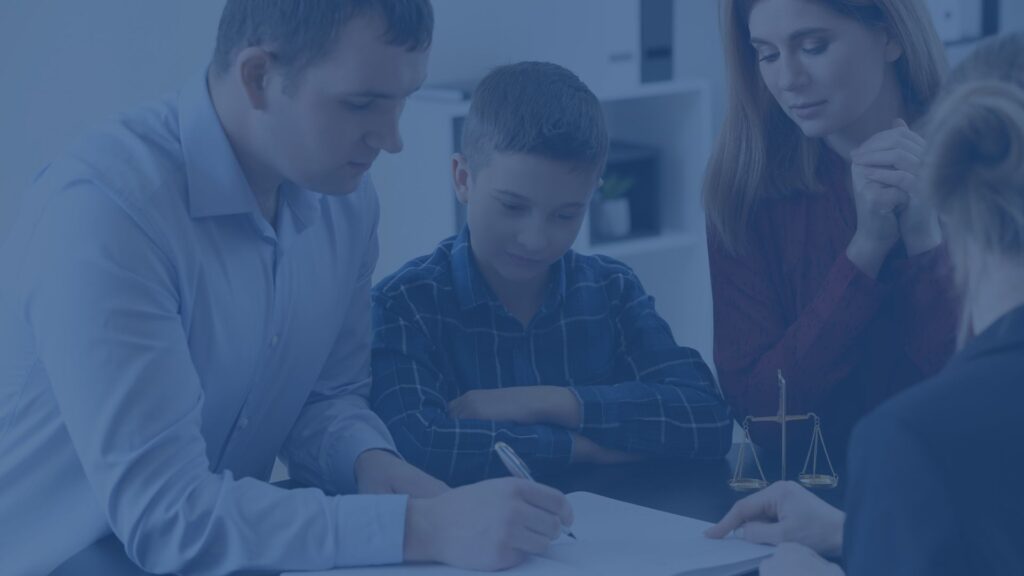 Ouders en kind met advocaat om tafel om het ouderschapsplan op te stellen