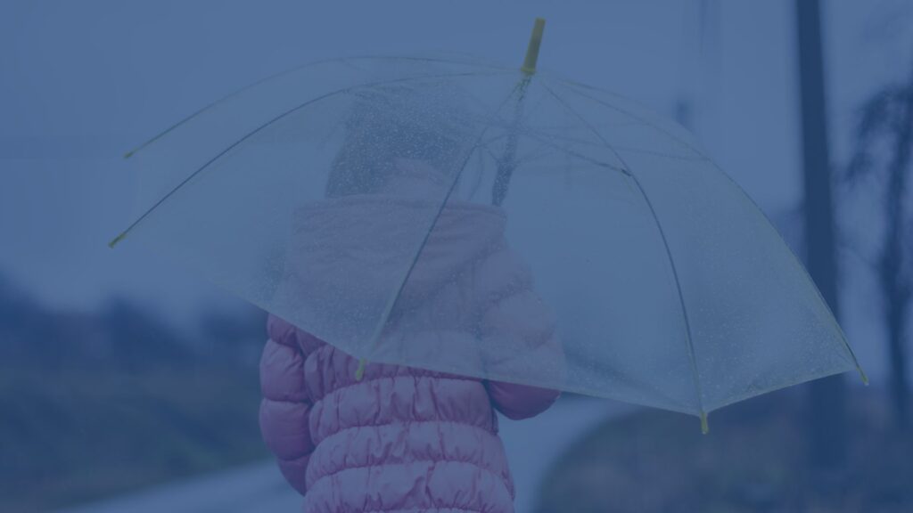 Decoratief: Kind met paraplu, alleen in de regen. Beschermt de Raad uw kind wel echt?