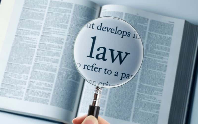 boek over rechtsgebied met loep erboven - Specialiseren in rechtsgebieden