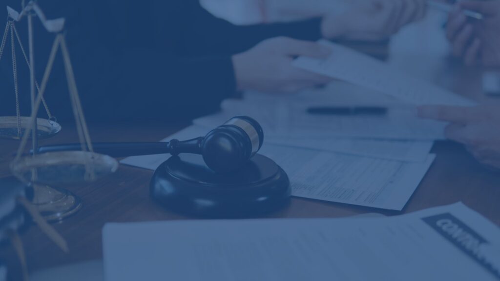 Decoratief: Rechter met papieren. Schriftelijke aanwijzing? Schakel advocaat in voor hulp
