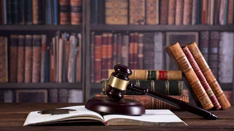 advocatenkantoor met wetboeken strafrecht advocaat