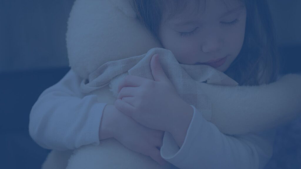 Decoratief: Kind knuffelt met grote beer. Veilig thuis - in het belang van kinderen