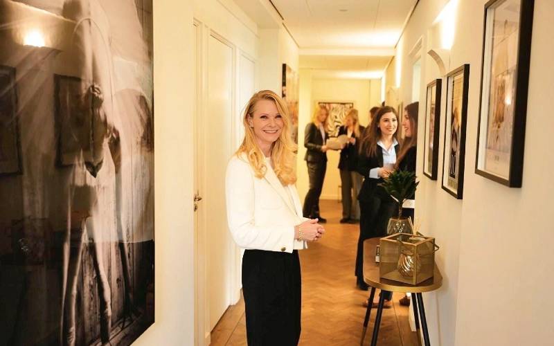 De gang met daarin enkele collega's in het pand van La Causa advocaten in Oegstgeest